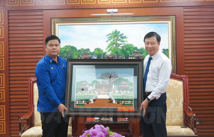 Hai Duong, Vientiane provincial Youth Unions discuss teenage work
